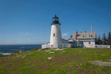 Bristol Maine 'deki Pemaquid Point' teki tarihi Pemaquid noktalı deniz feneri güneşli mavi gökyüzü gününde.