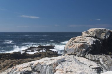 Bristol Maine 'deki Pemiquid Point' te güneşli bir yaz gününde Atlantik Okyanusu ve kayalık sahil.