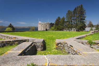 Tarihi Fort William Henry New Harbor Bristol Maine 'de güneşli mavi bir gökyüzünde.