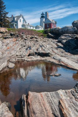 Bristol Maine 'deki Pemaquid Point' teki tarihi Pemaquid noktalı deniz feneri güneşli mavi gökyüzü gününde.