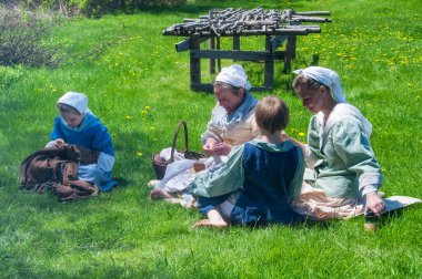 Bristol, Maine. 26 Mayıs 2019. İnsanlar New Harbor Maine 'de güneşli bir bahar gününde sömürge Pemaquid' ini temsil eden dönem kostümleri giydiler..