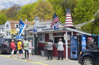 Boothbay Limanı, Maine. 26 Mayıs 2019. İnsanlar Boothbay Harbor Maine kasabasındaki Dunton 'ın Köpek kulübesi sandviç standının önünde sıraya girdiler.. 