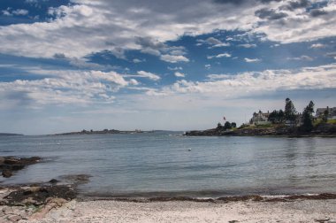 Burun Elizabeth Maine 'de Casco Körfezi' ndeki Ram Adası Ledge Işık İstasyonu güneşli mavi bir gökyüzü gününde. 