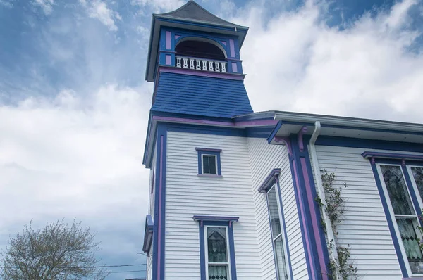 在阳光明媚的蓝天 缅因州东Boothbay一座紫色和白色相间的教堂 — 图库照片