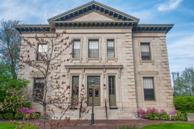 Güneşli bir İngiltere gününde Bath Maine 'deki tarihi gümrük binası.. 