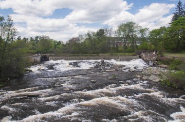 Güneşli bir günde Yarmouth Maine 'deki Sparhawk Mill' in yakınlarına düşen kraliyet nehri..