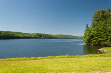 Barkhamsted Connecticut 'ta güneşli bir yaz gününde Barkhamsted Barajı' nın manzarası..