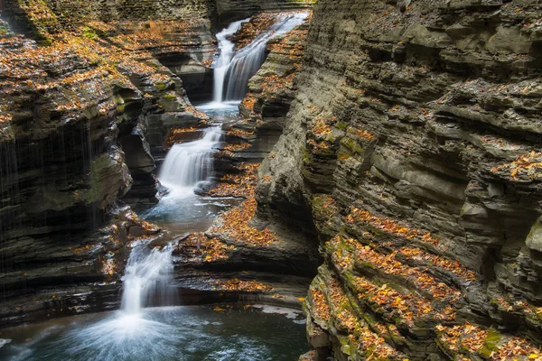 Uma Série Cachoeiras Através Desfiladeiro Dentro Parque Estadual Watkins Glen — Fotografia de Stock