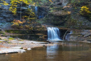 Sonbaharın başlarında Ithaca New York 'ta Buttermilk Şelalesi' nde bir dere ve şelale..