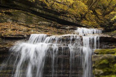 Sonbaharın başlarında New York 'ta Buttermilk Şelalesi' nde bir dizi şelale var..