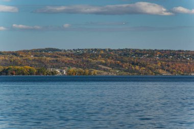 Ithaca 'daki Taughannock Falls Eyalet Parkı' nda güneşli bir sonbahar gününde Cayuga Gölü.
