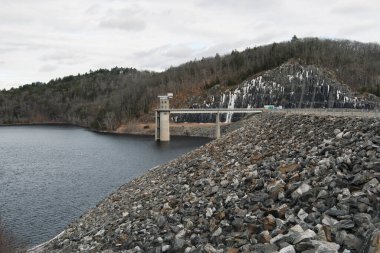 Yeni İngiltere kışında Connecticut 'taki Colebrook Nehri Barajı' nın simgesi..