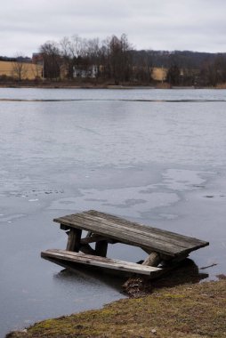 Millerton, New York 'taki Rudd Pond Taconic State Park' ta kısmen batık bir piknik masası..