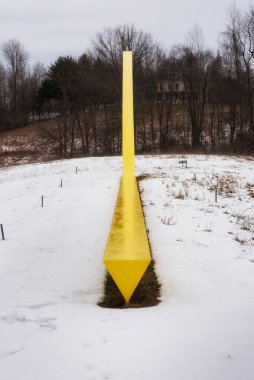 Gent, New York. 29 Ocak 2023. Gent, New York 'taki Art Omi' de, bulutlu bir kış günü, sarı bir modern sanat sergisi.. 