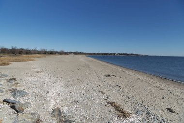 Güneşli bir kış gününde Westport Connecticut 'taki Sherwood Adası Eyalet Parkı' nda boş bir plaj.. 