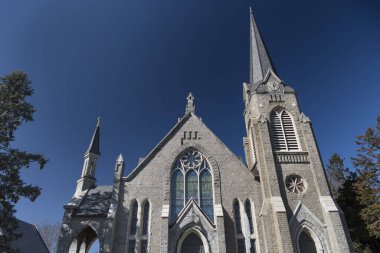 Southport Connecticut 'taki taştan gotik güney limanı cemaat kilisesi güneşli mavi gökyüzü gününde..