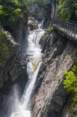 Güneşli bir yaz gününde Hudson New York 'taki yüksek şelale koruma alanı içinde bir şelale..
