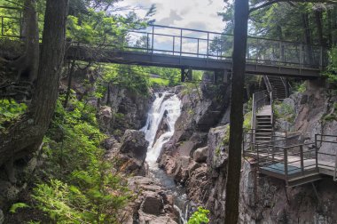 Güneşli bir yaz gününde Wilmington New York 'ta, yüksek şelale ve geçitte bir şelale..
