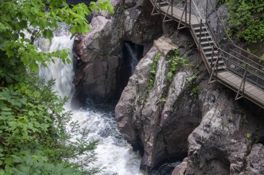 Güneşli bir yaz gününde Wilmington New York 'taki Gorge bölgesinde bir şelale..