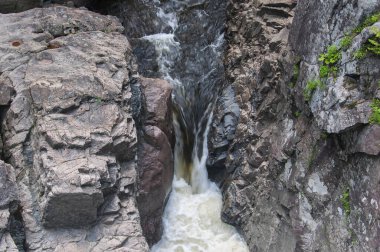 Güneşli bir yaz gününde Wilmington New York 'taki Gorge bölgesinde bir şelale..