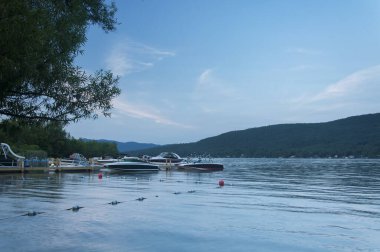 Alacakaranlıkta çeşitli tekneler George Gölü 'ne yanaştı..