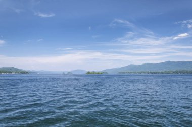 George Gölü 'ndeki adalar New York' ta bir yaz günü.