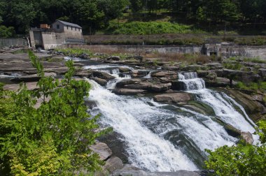 Güneşli bir yaz gününde Falls Village Canaan Connecticut 'ta Great Falls.