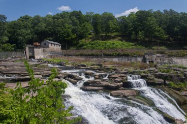Güneşli bir yaz gününde Falls Village Canaan Connecticut 'ta Great Falls.