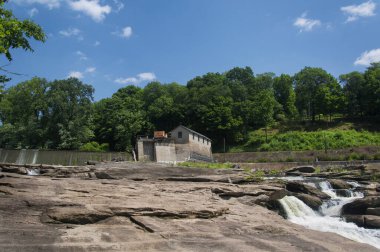 Güneşli bir yaz gününde Falls Village Canaan Connecticut 'ta Great Falls.