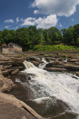 Güneşli bir yaz gününde Falls Village Canaan Connecticut 'ta Great Falls.