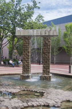 Salem, Massachusetts. 23 Ağustos 2019. New England 'da güneşli bir günde Salem Massachusetts' teki Doğu Hindistan Meydanı 'nda bir çeşme.. 