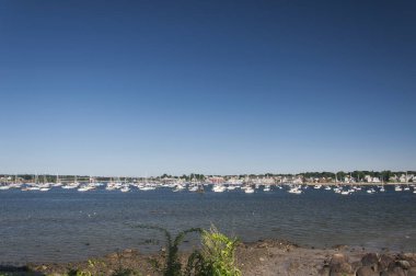 Salem Massachusetts 'teki Beverly Harbor' da çeşitli tekne ve gemiler demirlemiş.. 