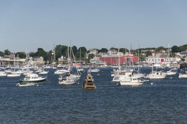 Salem Massachusetts 'teki Beverly Harbor' da çeşitli tekne ve gemiler demirlemiş..
