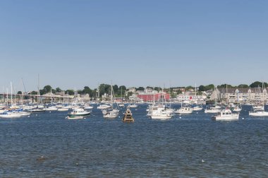 Bevery Limanı 'ndaki tekneler güneşli bir günde Salem Massachusetts' e demir attı..