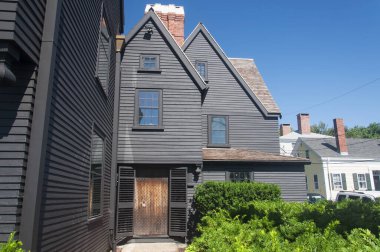 Salem, Massachusetts. Güneşli bir günde Salem Massachusetts 'teki yedi gablonun tarihi evinin girişi..