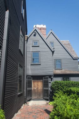 Güneşli bir günde Salem Massachusetts 'teki yedi gablonun evinin girişi..