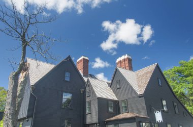 Güneşli bir günde Salem Massachusetts 'teki yedi gablonun evi..