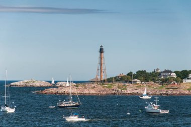 Marblehead Deniz Feneri 'nin yakınındaki Massachusetts' te demirlemiş tekneler.. 