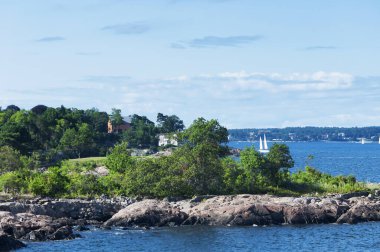 Güneşli bir günde Sewall Kalesi 'nin kayalık kıyısı massachusetts' te..