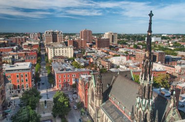 Baltimore Maryland 'in Mount Vernon bölgesinin bir yaz günü hava görüntüsü.