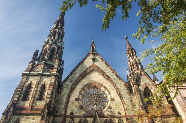 Baltimore Maryland 'deki Mount Vernon yer metodist kilisesinin gotik mimarisi..