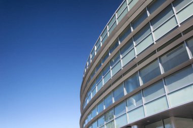 Baltimore Maryland 'deki Loyola Üniversitesi kampüsünde eğri büğrü bir modern bina..