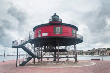 Baltimore Maryland 'in iç liman bölgesinde, bulutlu bir günde eşsiz bir deniz feneri..