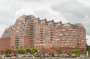 Baltimore, maryland. 30 Eylül 2019. Baltimore Maryland şehrinde bulutlu bir günde büyük tuğladan bir apartman kompleksi.