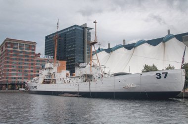 Baltimore, Maryland. 30 Eylül 2019. Tarihi USCGC Taney Cutter bulutlu bir günde Baltimore Maryland 'deki iç limana yanaştı..