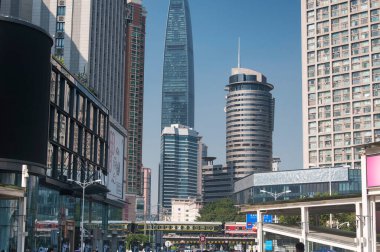 Shenzhen, Çin. 16 Ekim 2019. Shenzhen Çin 'in Luohu semtinin sokakları ve modern binaları..