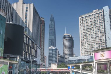 Shenzhen, Çin. 16 Ekim 2019. Shenzhen Çin 'in Luohu semtinin sokakları ve modern binaları..