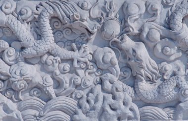 Shenzhen Çin 'deki Chi Wan Tian Hou Tapınağında taş bir ejderha resmi..