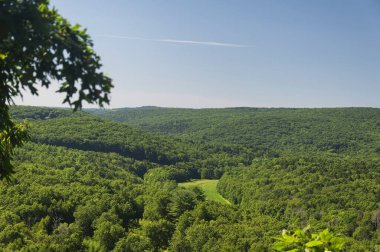 Washington Depot Connecticut 'taki Dik Kaya' nın tepesinden Shepaug Nehri Vadisi 'ne bakın..