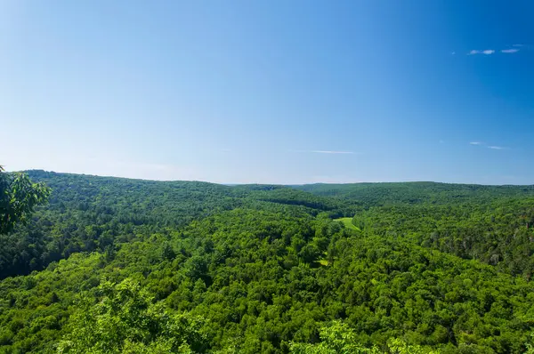 Washington Depot Connecticut 'taki Dik Kaya' nın tepesinden Shepaug Nehri Vadisi 'ne bakın..